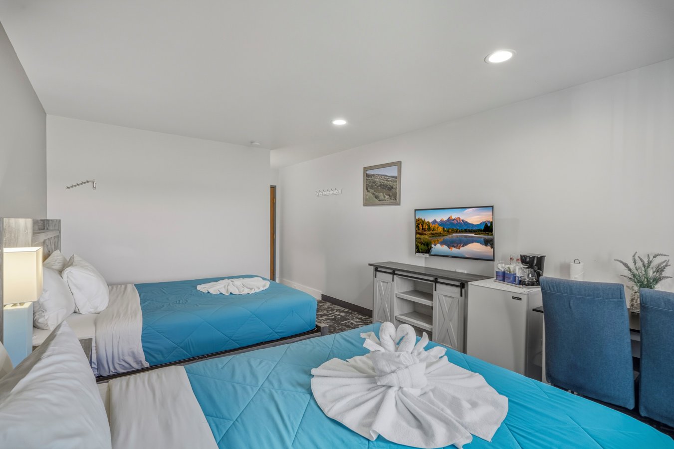 Comfort queen with two queen bed, desk and flat screen TV at our Pagosa Springs Hotel