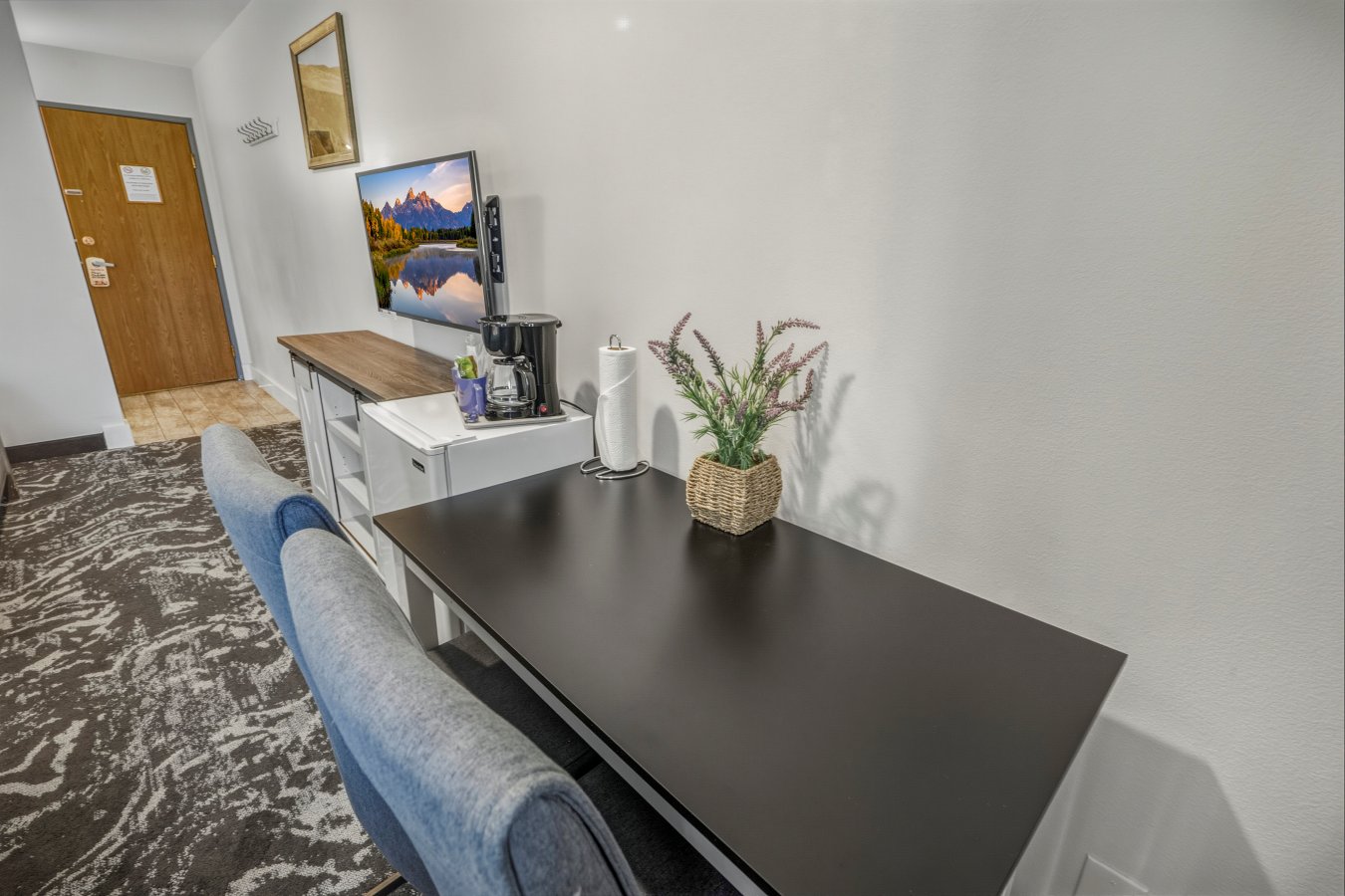 Comfort queen with two queen bed, desk and flat screen TV at our Pagosa Springs Hotel