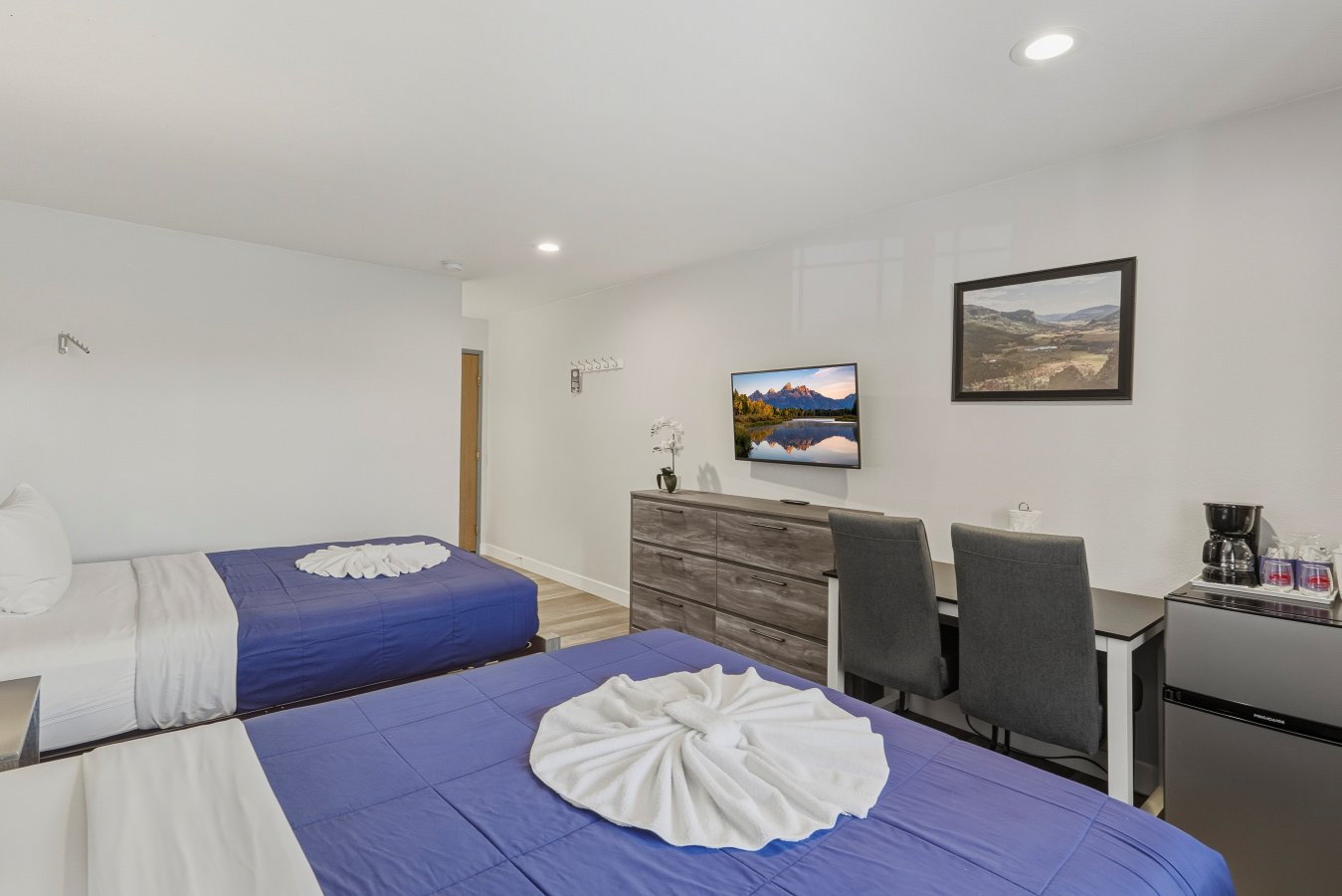 Comfort queen with two queen bed, desk and flat screen TV at our Pagosa Springs Hotel